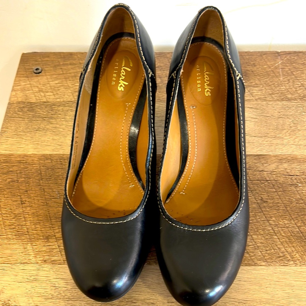 Clarks Women's Leosa Claire Dress Pump black color size 8 Leather comfortable